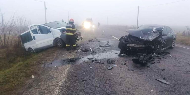 A pătruns pe contrasens și a făcut prăpăd! Ciocnire violentă între două autoturisme și un microbuz! Trei persoane, transportate de urgență la spital