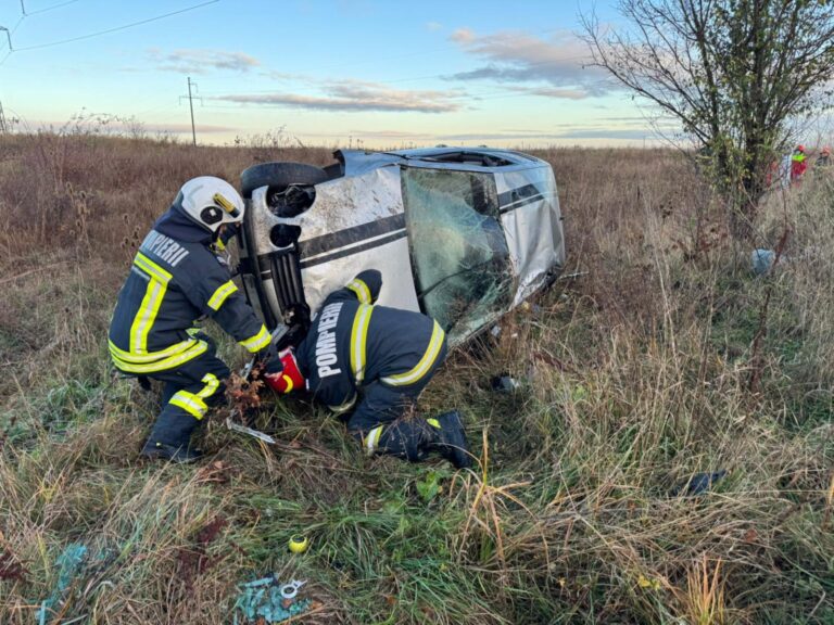 Șofer mort într-un accident înfiorător! Mașina pe care o conducea s-a răsturnat pe câmp. Doi pasageri, transportați la spital în stare gravă