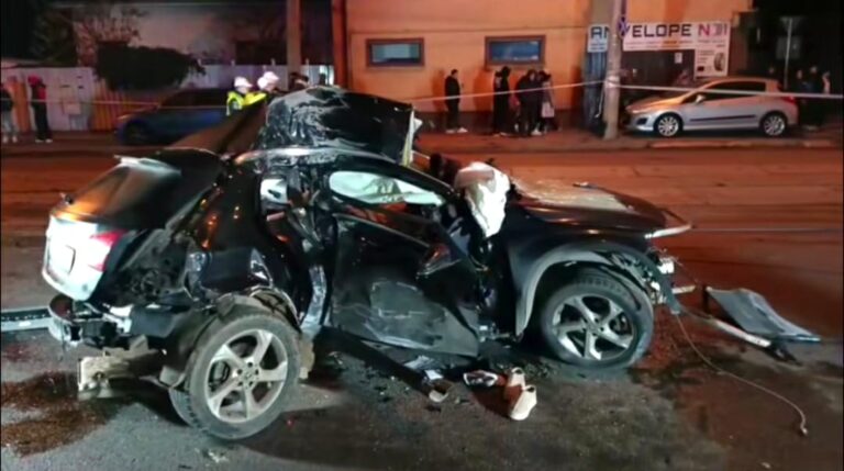 Impact fatal cu stâlpul de electricitate! O tânără de 21 de ani și-a pierdut viața pe loc! Șoferița a ajuns la spital în stare gravă