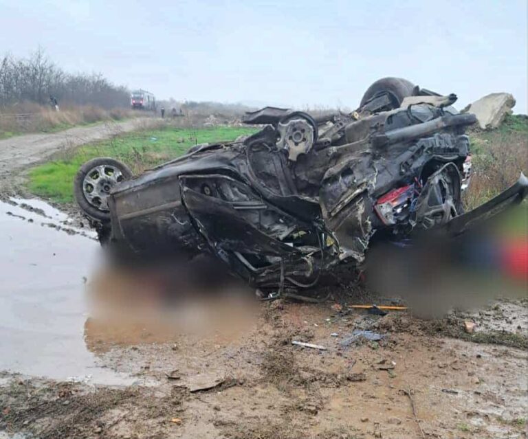 Tragedie pe calea ferată! Patru persoane și-au pierdut viața pe loc după ce mașina în care se aflau a fost izbită în plin de un tren