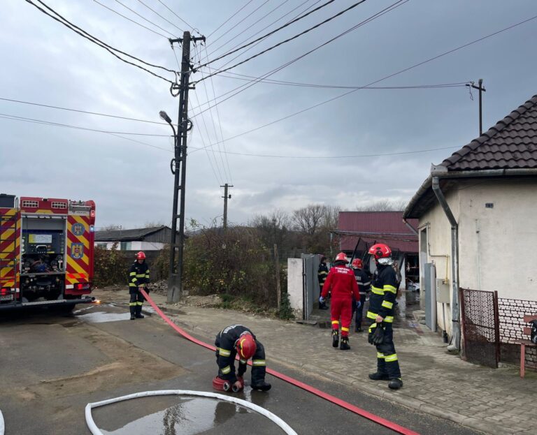 Bărbat de 66 de ani, găsit fără viață după un incendiu violent! Victima ar fi pus focul intenționat