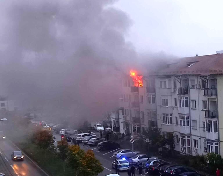 Incendiu puternic într-un bloc din Craiova! Flăcările au cuprins un apartament de la etajul 4. Zeci de persoane au fost evacuate