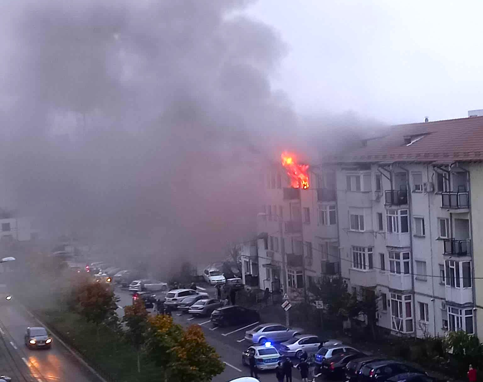 Incendiu puternic într-un bloc din Craiova! Flăcările au cuprins un ...