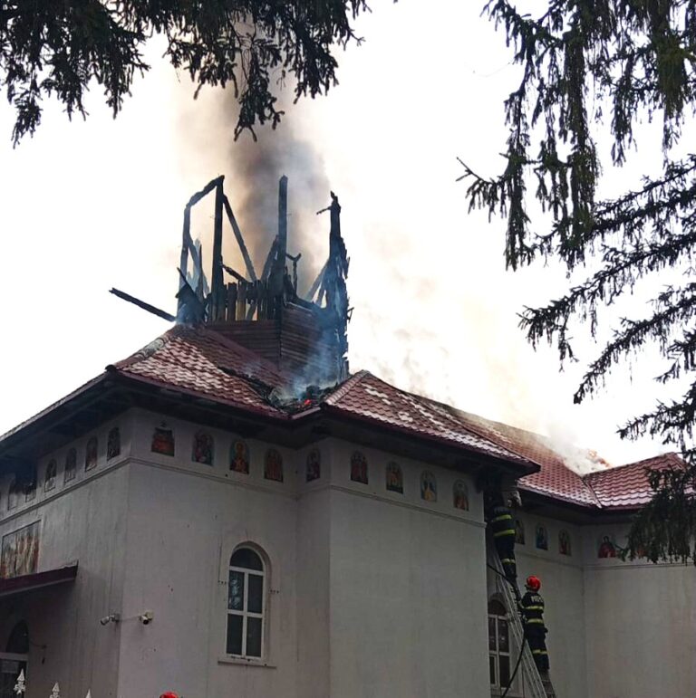 Turla unei biserici a luat foc! Flăcările s-au întins pe o suprafață de 300 metri pătrați. Pompierii au intervenit cu mai multe autospeciale de stingere
