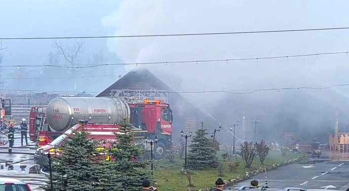 Bătrână de 72 de ani, găsită carbonizată în urma unui incendiu violent, izbucnit într-o pensiune în care era cazată! Alte 7 persoane, printre care și un copil, au reușit să se autoevacueze din clădirea cuprinsă de flăcări