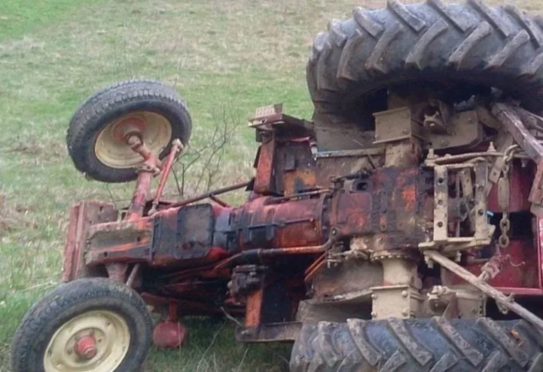 Clipe dramatice pentru un dâmbovițean după ce s-a răsturnat cu tractorul! A fost transportat de urgență la spital