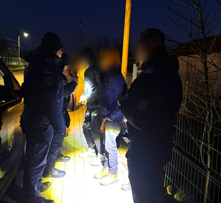 Au petrecut noaptea în ger, pe străzi, la minus 8 grade! Trei copii dispăruți dintr-un centru de plasament, găsiți de jandarmi în dimineața de Crăciun, în stare de hipotermie