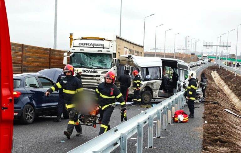 Accident violent la scurt timp după inaugurarea A7! Impact cumplit între un TIR, o autoutilitară și un autoturism! Patru persoane au ajuns la spital