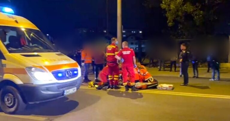 Momente dramatice pentru un adolescent de 14 ani! Spulberat de o mașină în timp ce traversa strada pe trecerea de pietoni. Minorul, transportat în stare gravă la spital