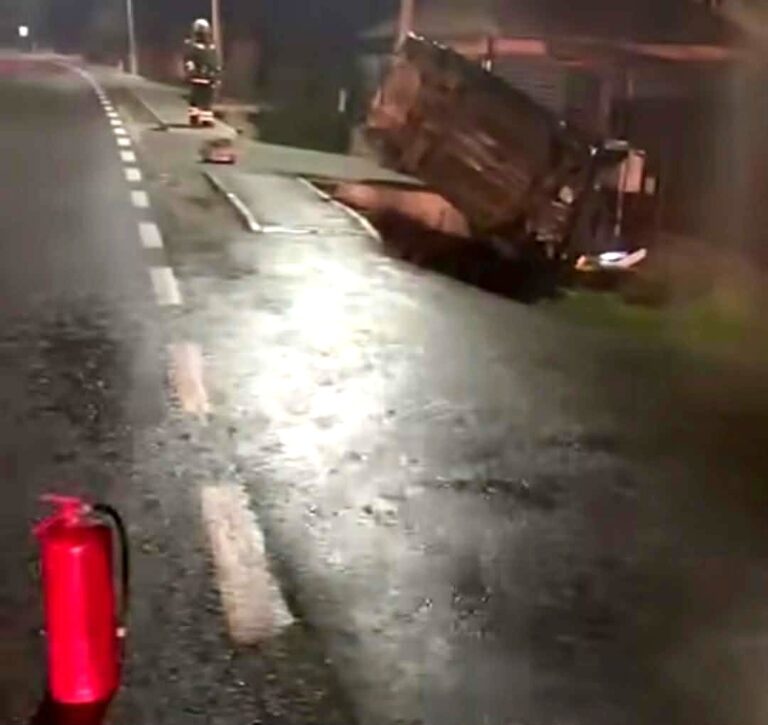 Pericol de explozie! A evitat un câine și a lovit cu mașina o țeavă de gaze! 16 persoane au fost evacuate, iar șoferița a făcut atac de panică