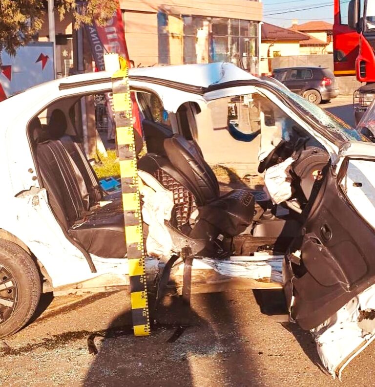 Șofer încarcerat după impactul îngrozitor dintre două autoturisme! Victima, transportată de urgență la spital pentru îngrijiri medicale