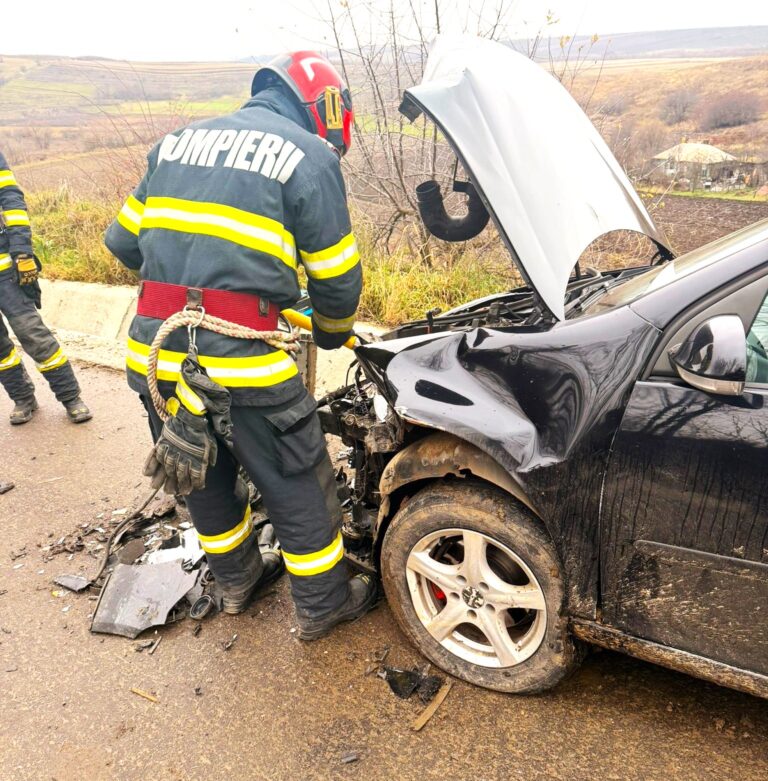 Impact cumplit între două autoturisme! Șoferițele și un copilaș de 2 ani, de urgență la spital pentru îngrijiri medicale