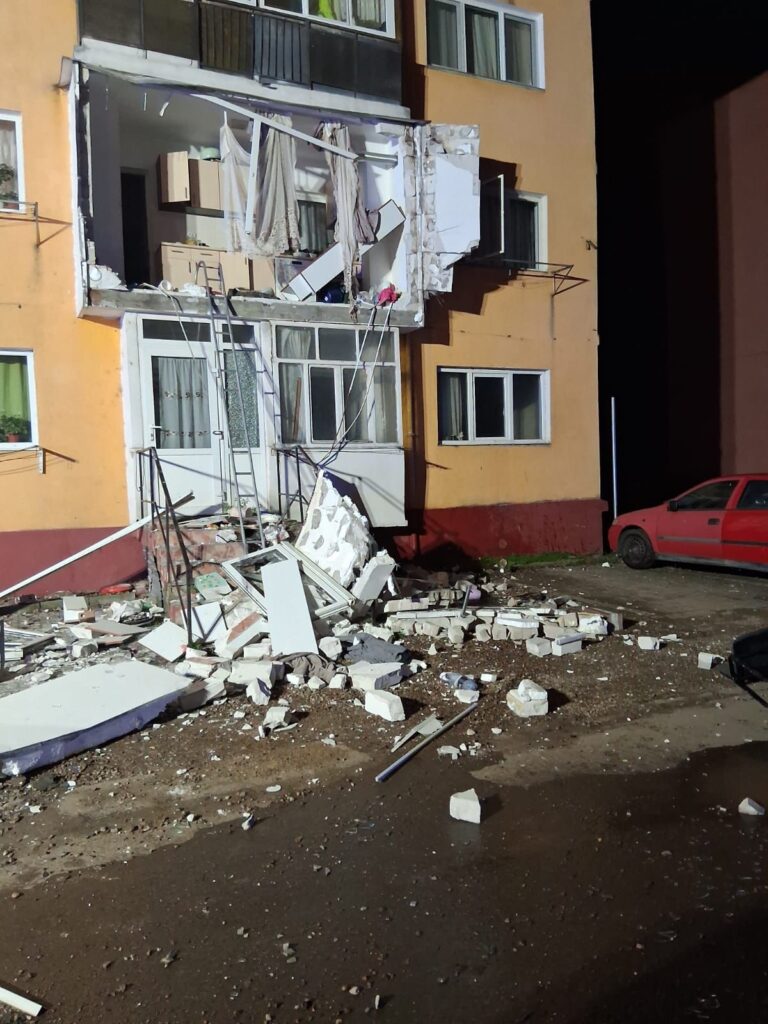 Explozie puternică într-un bloc de locuințe! Proprietara s-a prăbușit cu balconul în urma deflagrației. 30 de persoane au fost evacuate