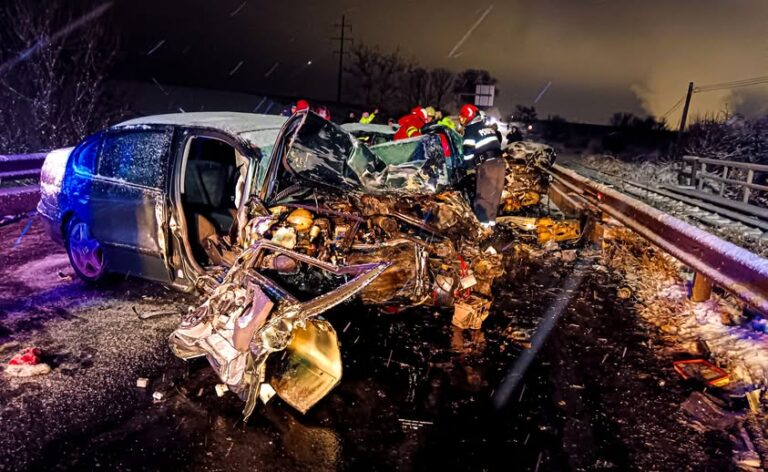 Coliziune fatală în Ajunul Crăciunului! Un tânăr de 21 de ani și-a pierdut viața pe loc într-un accident devastator. Alte trei persoane au fost transportate de urgență la spital