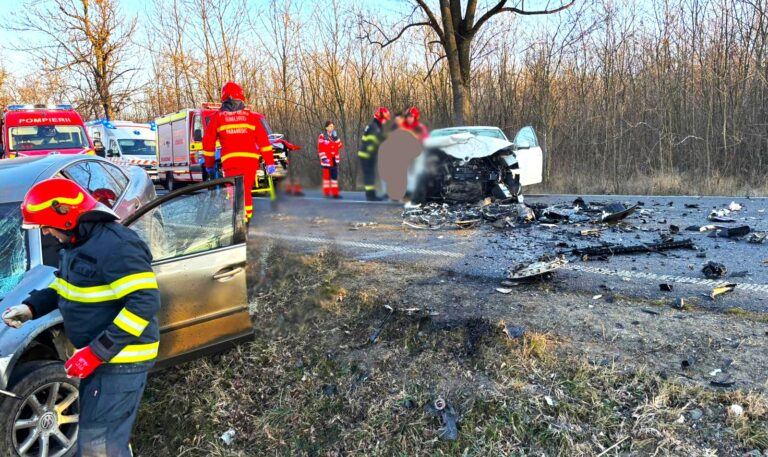 Trei persoane au trecut pe lângă moarte după ciocnirea frontală dintre două autoturisme. Victimele, transportate de urgență la spital