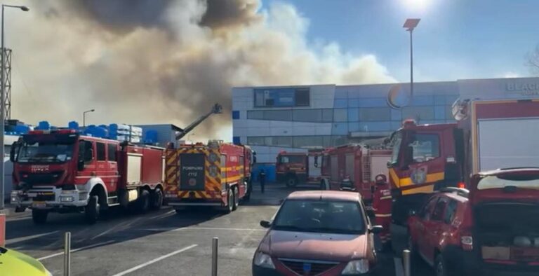 Incendiu devastator la un depozit din Capitală! 24 de autospeciale de stingere mobilizate la fața locului. Suprafața totală afectată este de peste 6000 de metri pătrați