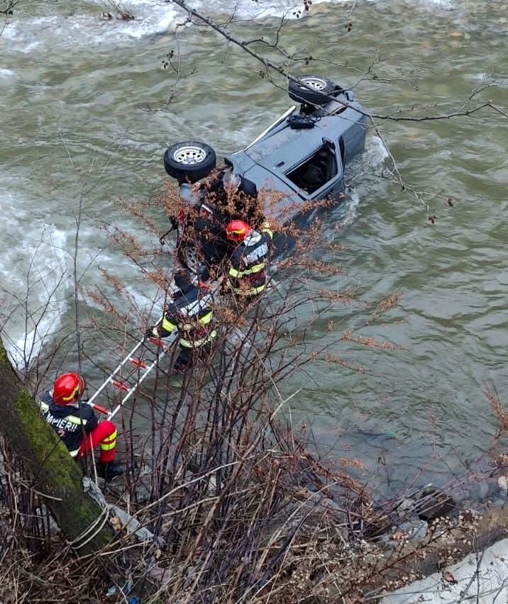 Momente cumplite pentru un preot și o măicuță! Ambii s-au aflat la un pas de moarte după ce au ,,aterizat” cu mașina într-un râu