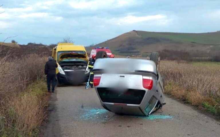 S-a răsturnat cu mașina după ce s-a izbit violent de un cap de pod! O femeie a fost transportată de urgență la spital. În accident a fost implicat și un microbuz școlar