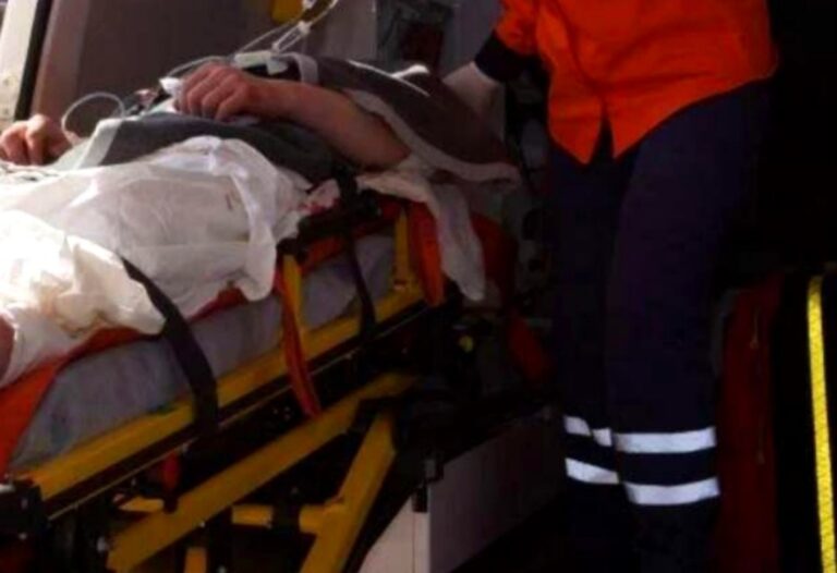 De la ceartă la omor în plină stradă! Bărbat de 42 de ani, înjunghiat cu sânge rece de un pensionar, aflat în stare de ebrietate