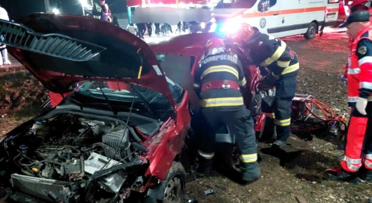 Destin crunt pentru un șofer de 23 de ani! Și-a pierdut viața la ieșirea dintr-un wash point, în urma unui accident cumplit. A fost găsit încarcerat și inconștient