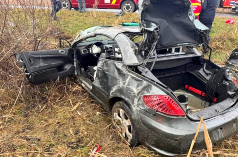 A scăpat cu viață miraculos după ce s-a răsturnat cu mașina! Șoferița de 20 de ani, transportată de urgență la spital. Autoturismul  s-a făcut zob în urma accidentului