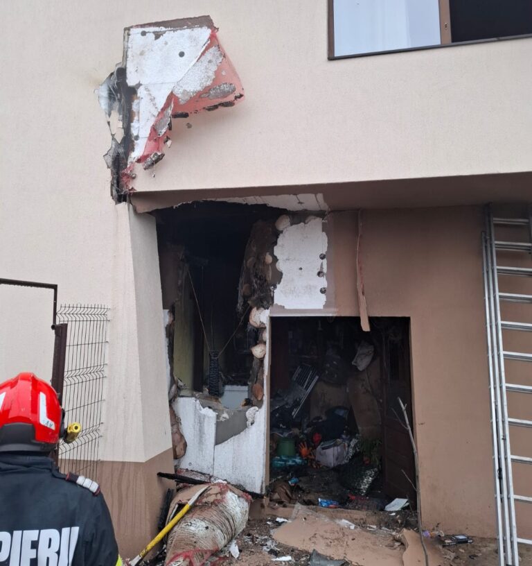 Anexă gospodărească, distrusă de un incendiu violent în Dâmbovița! S-a acționat cu trei autospeciale pentru stingerea flăcărilor