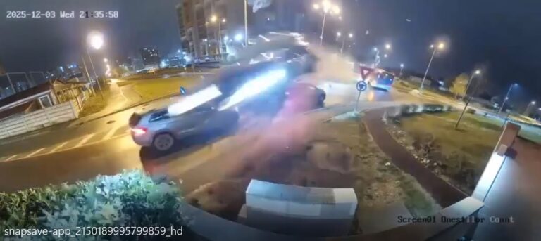 A scăpat cu viață miraculos dintr-un accident înfiorător! Un șofer a „zburat” cu mașina peste un sens giratoriu. Bărbatul a rămas încarcerat între fiarele contorsionate ale autoturismului