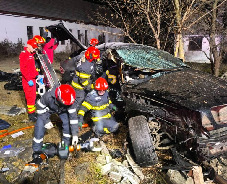 Viteza a făcut din nou victime pe șosele! Doi tineri au murit a doua zi Crăciun după ciocnirea devastatoare dintre două mașini. A treia victimă a ajuns în stare gravă la spital