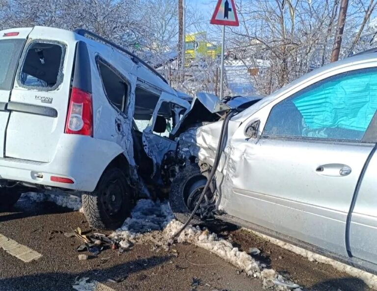 Impact devastator după ce a pătruns pe contrasens! O tânără de 30 de ani a pierit pe loc după ciocnirea dintre două autoturisme