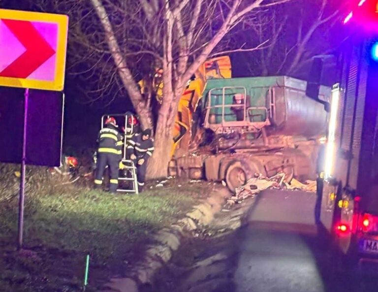 Impact fatal între o autoutilitară și un TIR! O persoană a decedat pe loc și alta a fost găsită încarcerată în urma accidentului devastator. Dimineață neagră pe DE 583