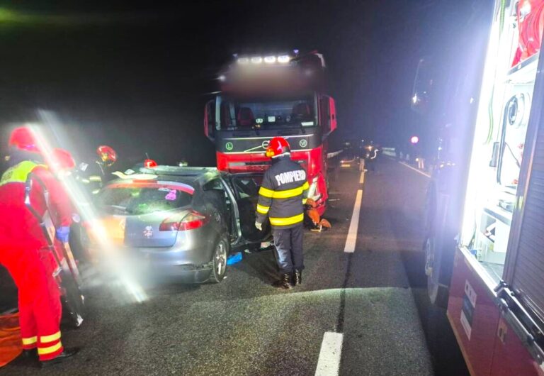Sfârșit îngrozitor pentru un tânăr de 29 de ani! A pierit strivit după ce mașina pe care a o conducea a intrat sub un TIR. Trei autovehicule implicate în accidentul înfiorător
