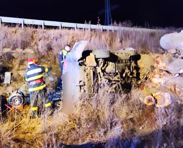 Viața curmată la doar 19 ani! S-a izbit cu mașina de o stivă de bușteni! Tânărul a fost găsit încarcerat și în comă în autoturismul răsturnat
