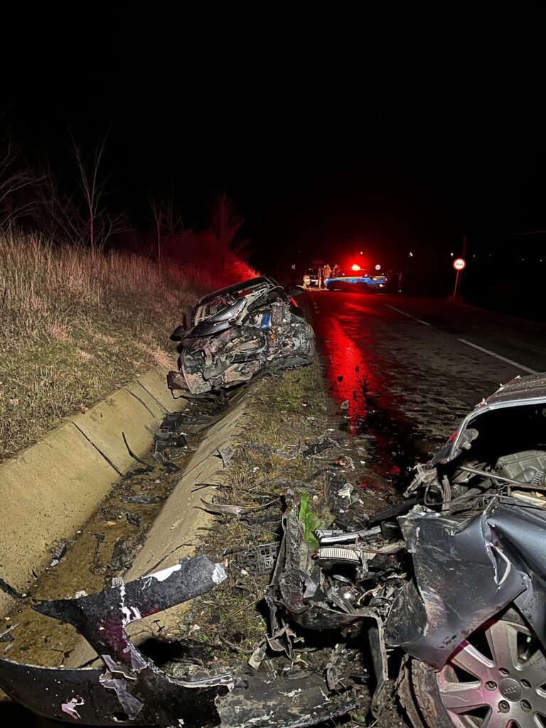 Și-a pierdut viața după o depășire neregulamentară! Un șofer de 35 de ani a murit pe loc, după ciocnirea dintre două autoturisme. Alte două persoane, transportate d urgență la spital
