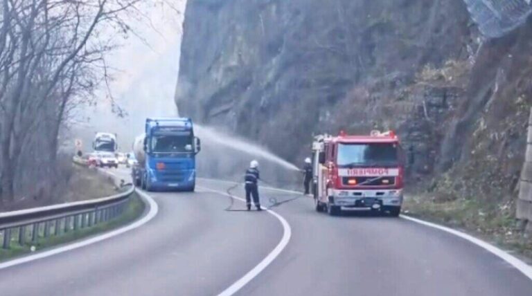 Pericol de explozie pe Valea Oltului! Scăpări de gaze la o cisternă GPL. Trafic blocat pe DN 7, la ieșirea din Călimănești