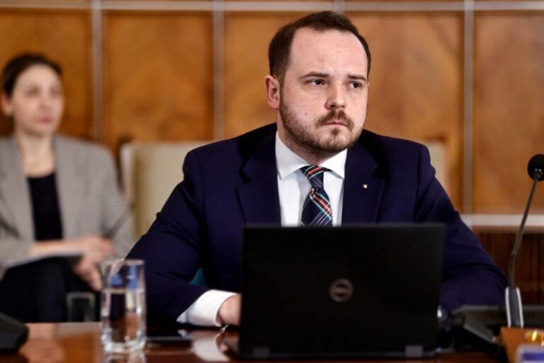 Ministrul Sănătății, tot mai dur cu medicii! Doctorii prinși că pleacă din spitalele publice la privat în timpul programului vor fi concediați. „Nu putem fi ipocriți și nu putem avea lombosciatică doar în spitalul public”