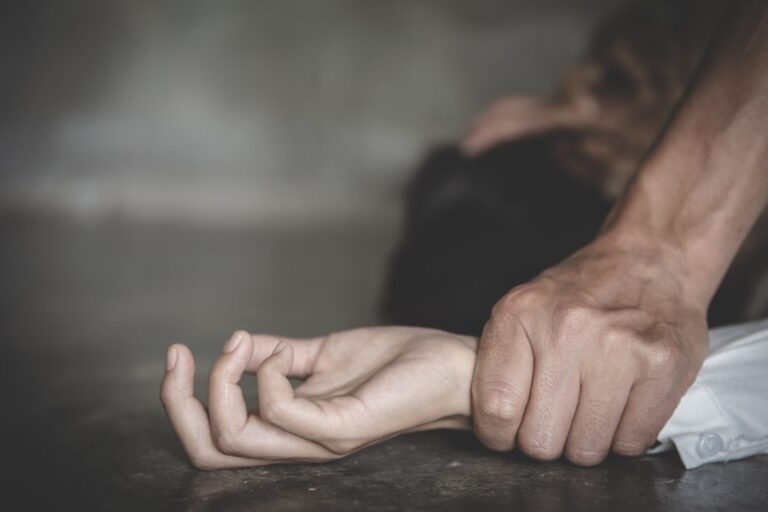 Coșmarul unei adolescente de 16 ani: A fost exploatată sexual de doi indivizi