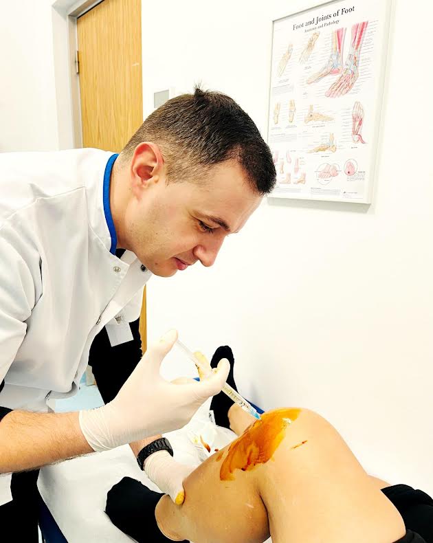 Tot ce trebuie să știi despre infiltrațiile vâscoelastice la nivelul genunchiului. Medicul târgoviștean Stelian Sorică oferă informații utile pentru oamenii care se confruntă cu astfel de probleme. „O procedură modernă, sigură și eficientă în tratamentul gonartrozei”