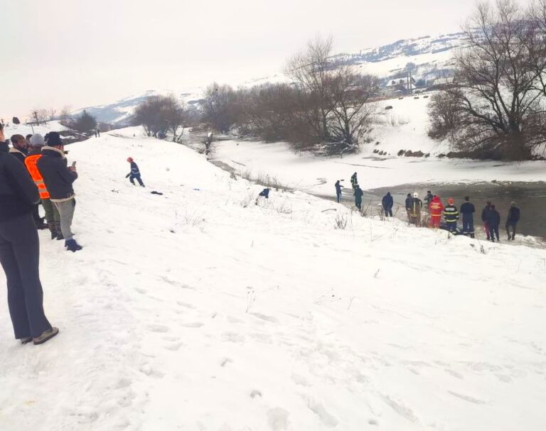 De pe derdeluș au ajuns direct în Someș! Doi copii luați de apele învolburate ale râului. Unul dintre ei a fost salvat, iar celălalt este de negăsit. Băiețel de 4 ani, căutat neîncetat de scafandri și pompieri