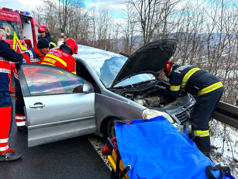 Două persoane încarcerate după impactul dintre un autoturism și o cisternă cu lapte! Victimele transportate de urgență la spital. Un elicopter SMURD a fost mobilizat la locul accidentului