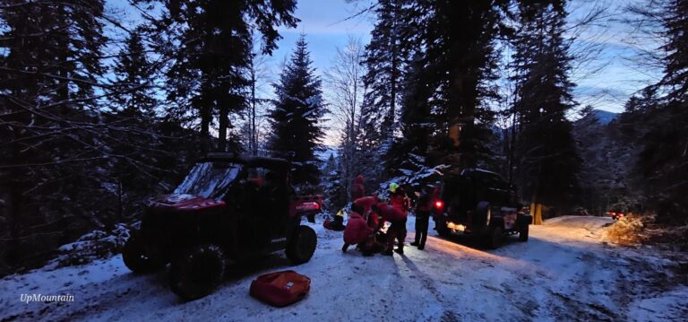 Supraviețuire miraculoasă pentru un turist! A căzut cu ATV-ul 70 de metri într-o râpă din Munții Baiului. Misiune contracronometru a salvamontiștilor