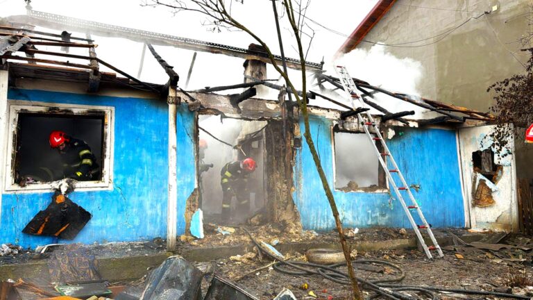 Destin crunt pentru un bărbat de 55 de ani! A pierit în urma unui incendiu care i-a distrus casa. O mamă și doi copii s-au refugiat la vecini