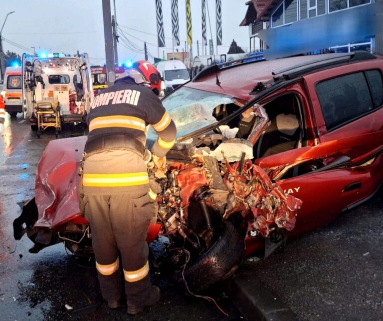 Șofer de 34 de ani, la un pas de moarte după impactul îngrozitor dintre un autoturism și un TIR! Tânărul a fost extras în stare de inconștiență dintre fiarele contorsionate ale mașinii