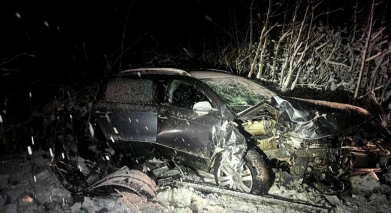 Doi copii și o femeie, de urgență la spital după un accident înfiorător! Ciocnire frontală între două mașini după ce un șofer de 20 de ani a intrat pe contrasens