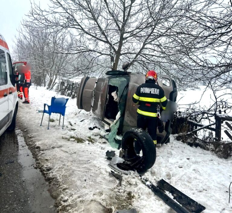 Accident cumplit în ajun de Bobotează! Cinci copii și trei adulți, de urgență la spital după impactul dintre două mașini! Unul dintre autoturisme s-a răsturnat
