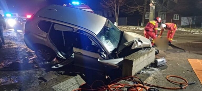 Au văzut moartea cu ochii după de s-au izbit cu mașina de un cap de pod! Patru tineri, transportați de urgență la spital! Doi dintre ei au fost găsiți încarcerați