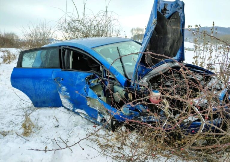 Impact cumplit între un autoturism și un tractor! Momente dramatice întâmpinate de doi adulți și o fetiță de 2 ani! Victimele, transportate de urgență la spital