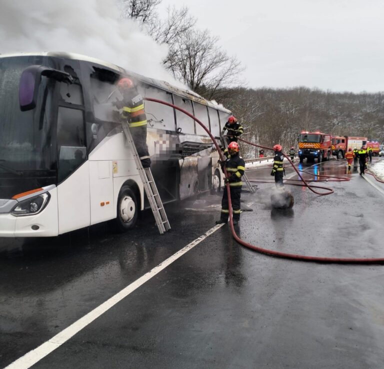 Autocar cu aproape 50 de pasageri în flăcări! Toate persoanele s-au autoevacuat în siguranță