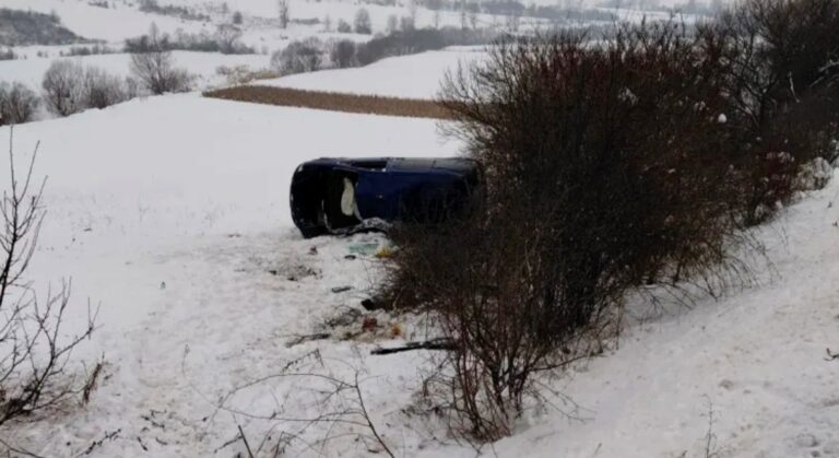 S-au răsturnat cu mașina, dar au scăpat cu viață! Două persoane, de urgență la spital după ce au fost implicate într-un accident cumplit