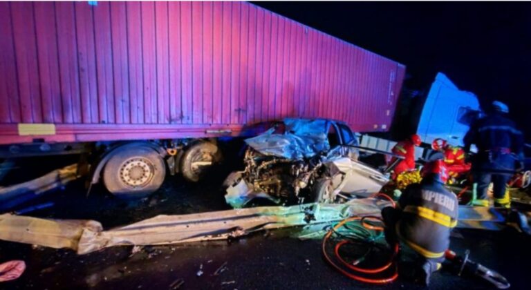 Tragedie pe autostradă! O șoferiță de 26 de ani și-a pierdut viața pe loc după impactul cu un TIR. Alți doi pasageri, printre care și o fetiță de 5 ani, transportați în stare gravă la spital