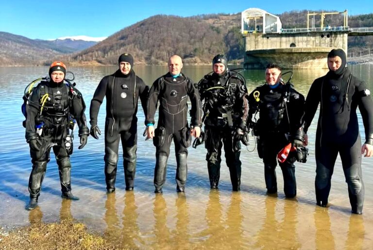 Antrenamente în adâncuri și la suprafață! Scafandrii dâmbovițeni, exerciții extrem de dure la Barajul Măneciu